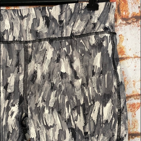 Forever 21 Black Gray Brush Stroke Print Cropped Leggings Capris Yoga Pants L - Picture 2 of 6